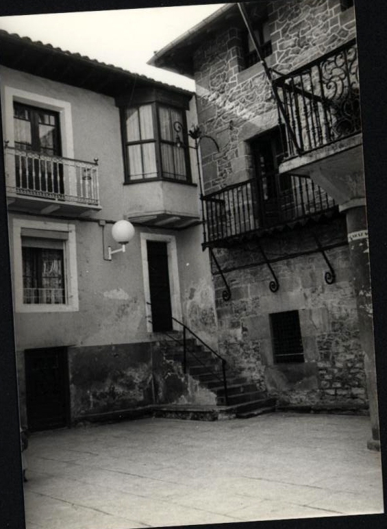 Rincón de Cardenal Orbe, ventana rejada de la antigua carcel y escaleras de la casa de Olañeta