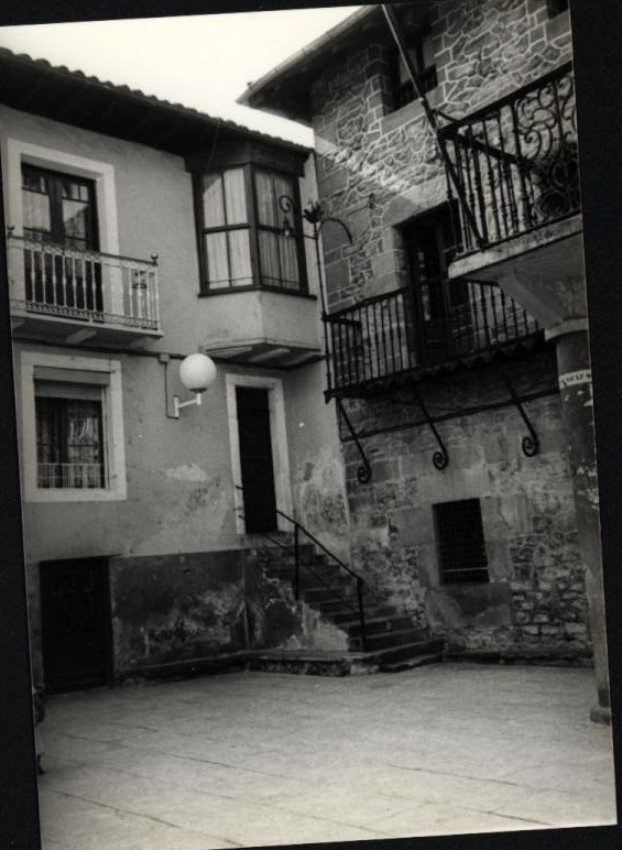 Rincón de Cardenal Orbe, ventana rejada de la antigua carcel y escaleras de la casa de Olañeta Rincón de Cardenal Orbe, ventana rejada de la antigua carcel y escaleras de la casa de Olañeta
