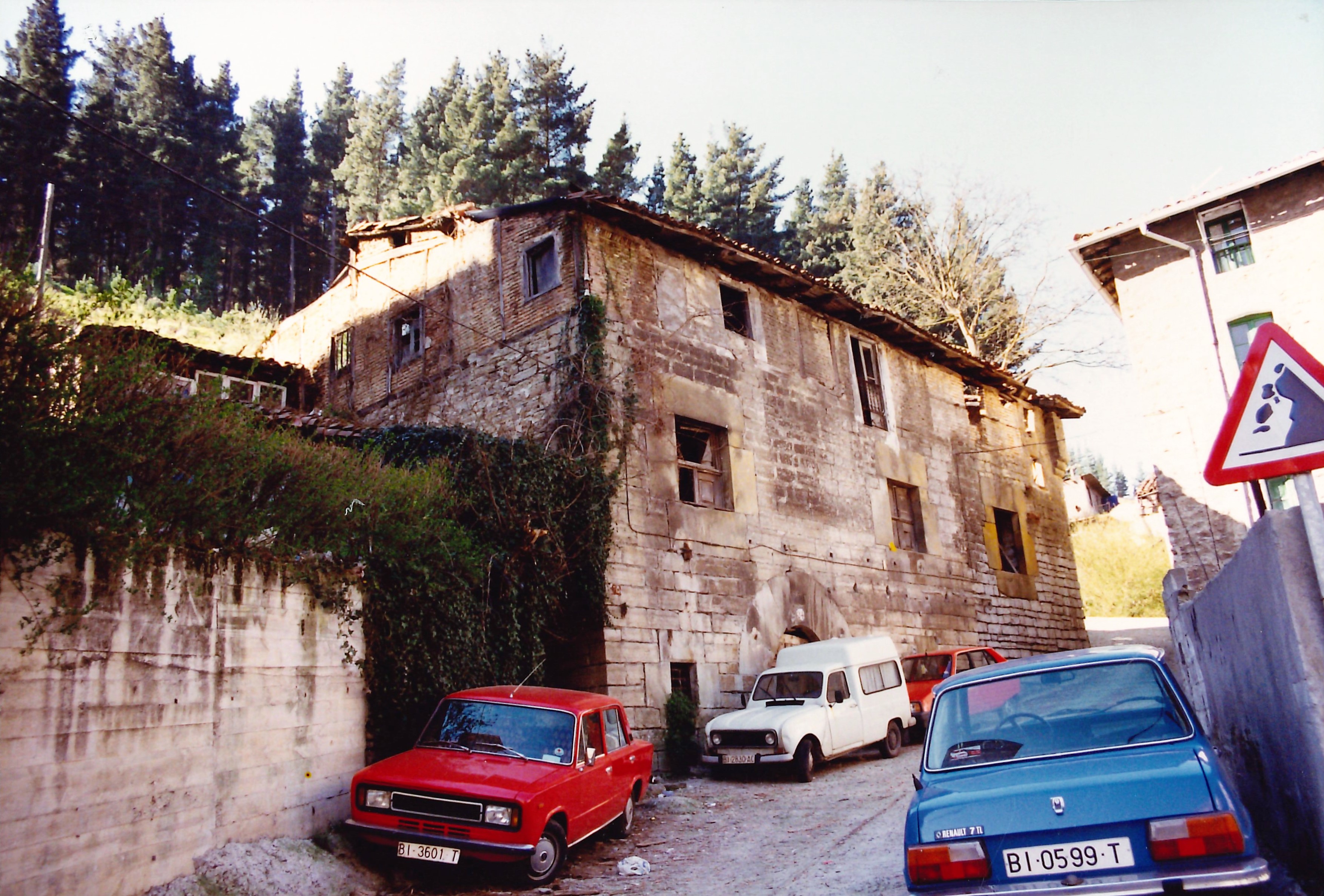 Torreta fachada lateral izquierda (en el barrio Kaltxango). Torretako ezker aldeko fatxada (Kaltxango auzoan).
