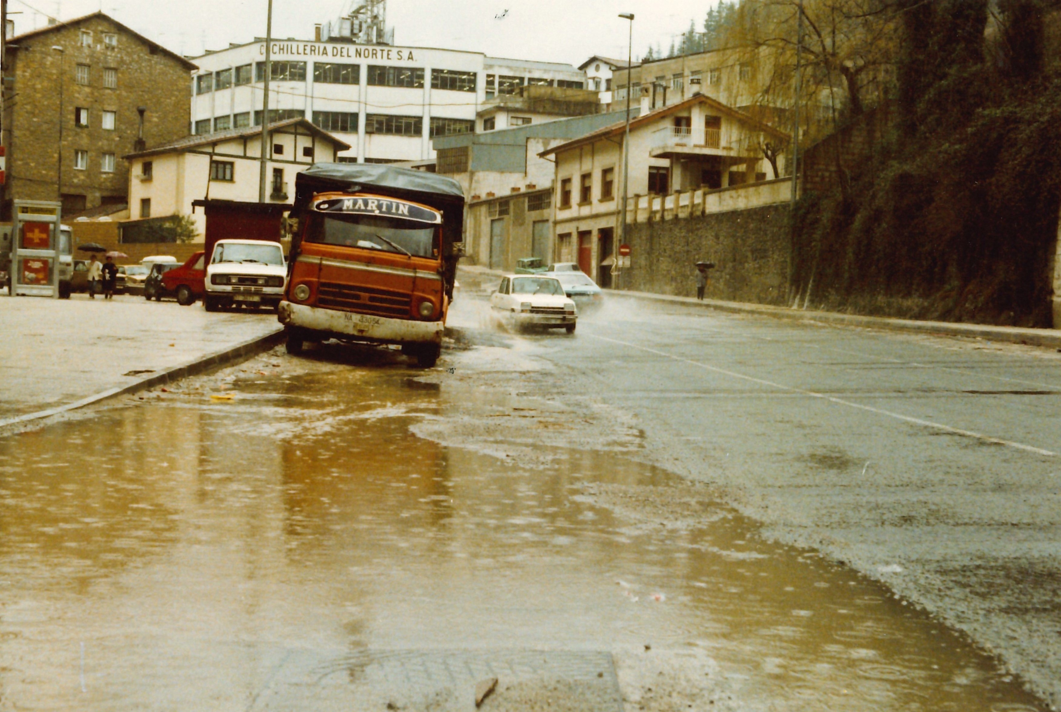Uholdeak Ermuan 1983.urtean Gipuzkoa hiribidean. Inundaciones en Ermua en el año 1983, Avenida Gipuzkoa.