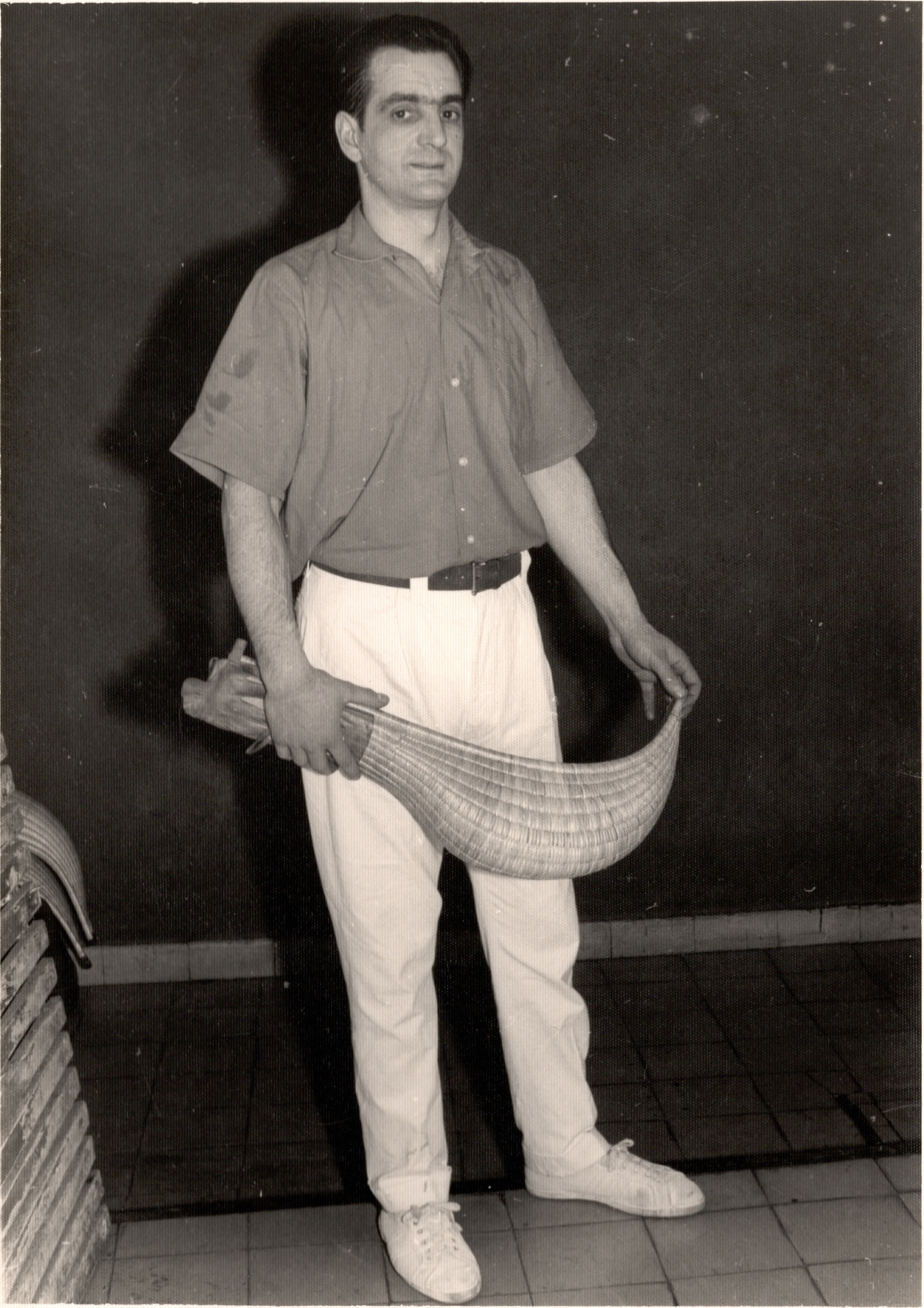 Victor Yarza posando de pie con la cesta. Victor Yarza zutik zestarekin posatzen Victor Yarza posando de pie con la cesta. Victor Yarza zutik zestarekin posatzen