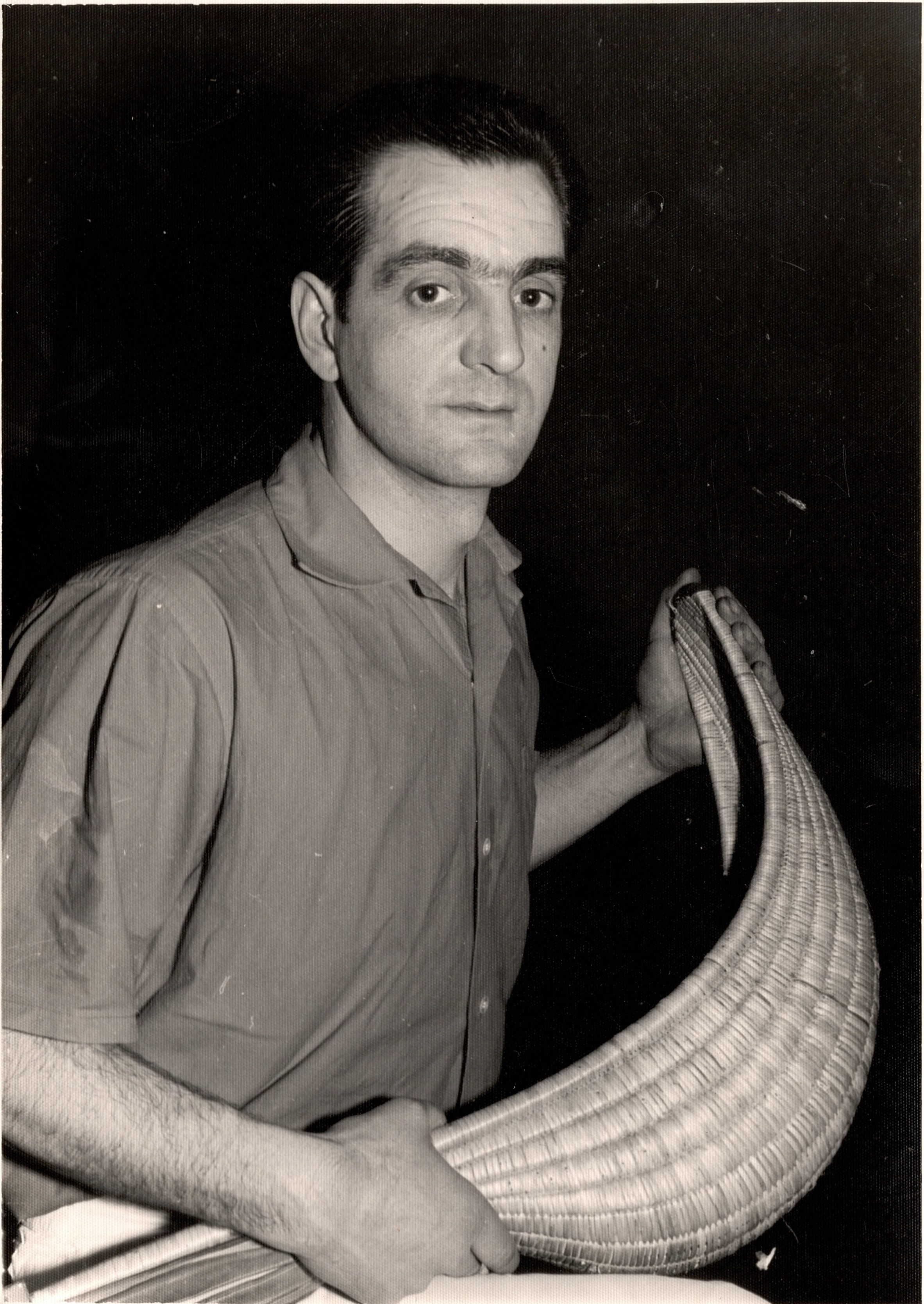 Victor Yarza posando sentado con la cesta. Victor Yarza zestarekin posatzen Victor Yarza posando sentado con la cesta. Victor Yarza zestarekin posatzen