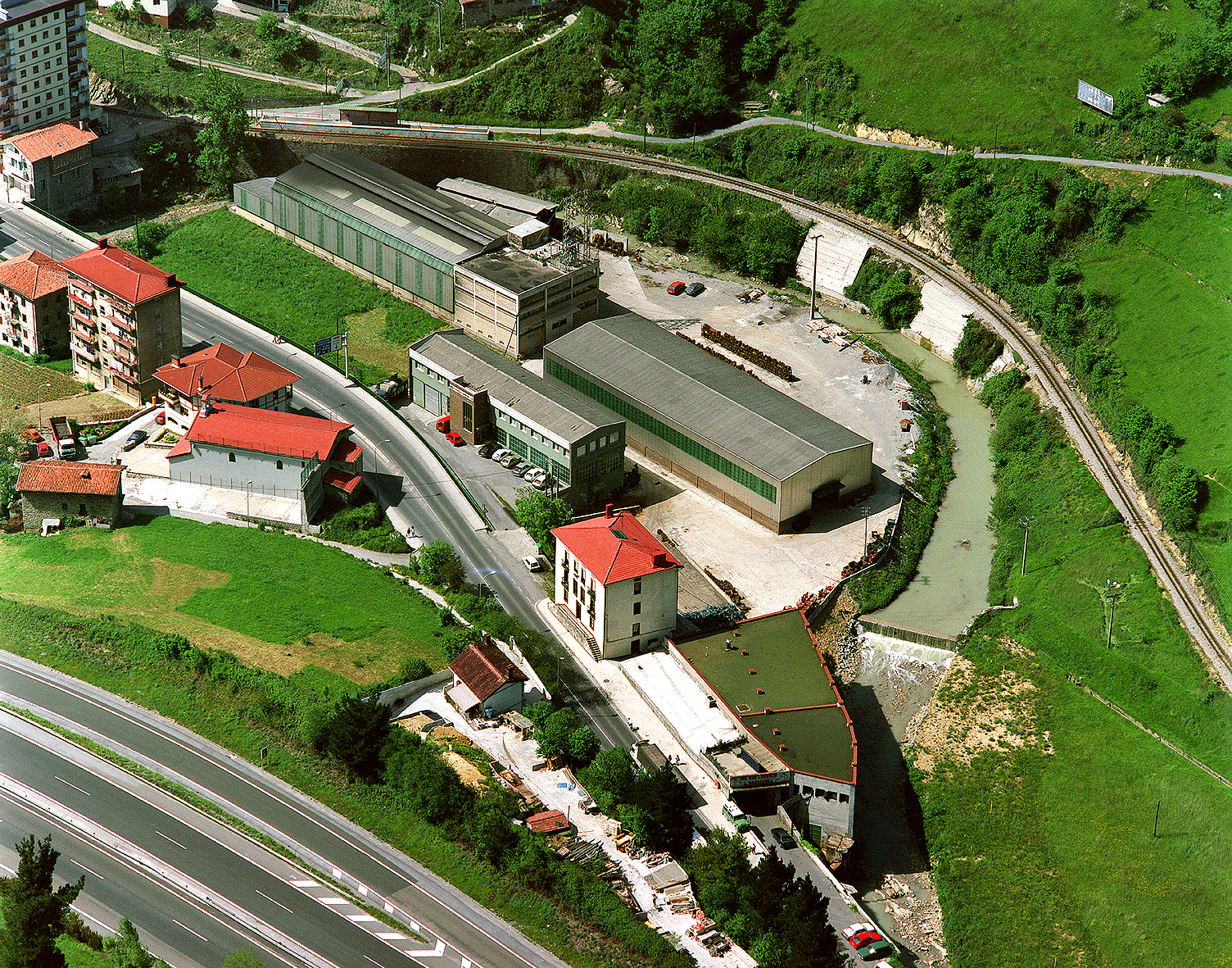 Vista de ermita, taller y río en San Lorenzo