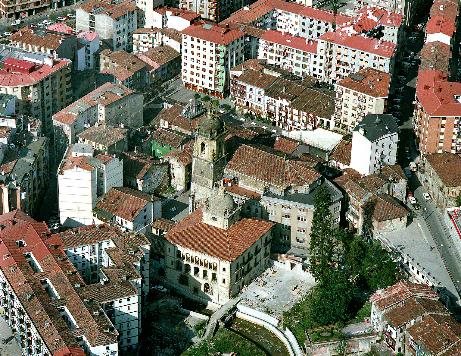 Vista de la Iglesia de Santiago y del Palacio de Valdespina