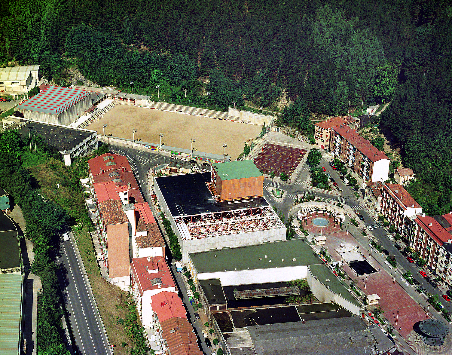 Vista del campo de futbol y de la reconstrucción del Polideportivo