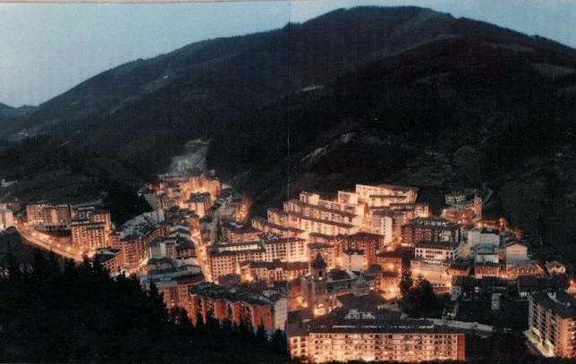 Vista nocturna de Ermua desde el camino a Ureta Vista nocturna de Ermua desde el camino a Ureta