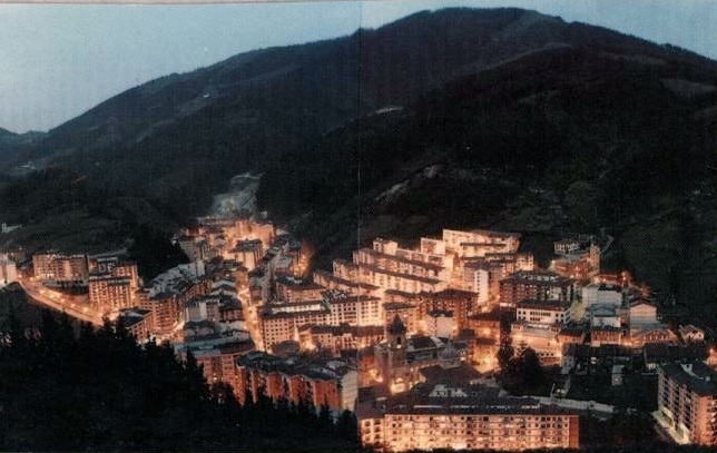 Vista nocturna de Ermua desde el camino a Ureta