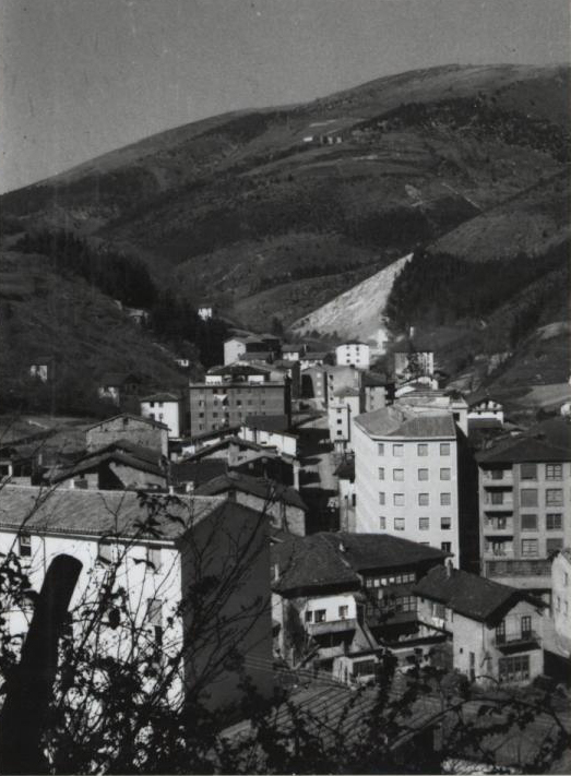 Vista parcial de Ermua desde el camino que sube a Ureta