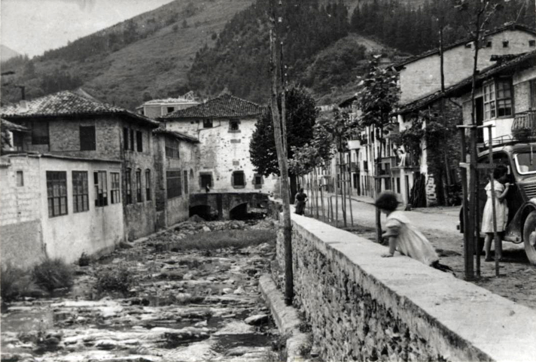 Zubiaurre y el río, al fondo el antiguo Ayuntamiento