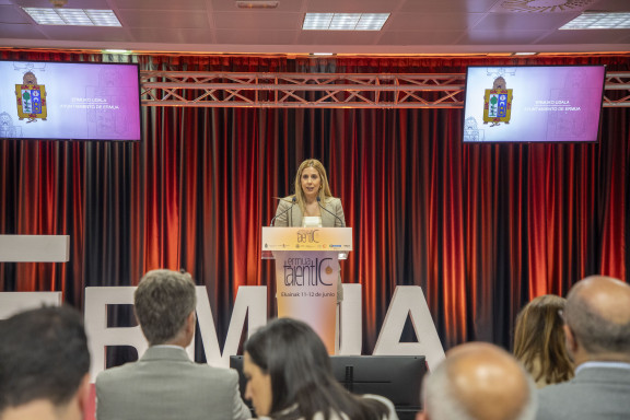 Beatriz Gamiz Ermuko alkatea jardunaldien irekieran | Beatriz Gámiz, alcaldesa de Ermua, en la apertura de las jornadas