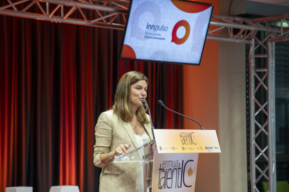 Joana Sánchez Viladecanseko zinegotzia jardunaldien irekieran | Joana Sánchez, concejala de Viladecans, en la apertura de las jornadas