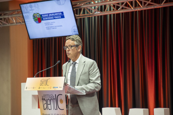 Iñaki Ruiz Ekonomia sailburuordea jardunaldien irekieran | Iñaki Ruiz, viceconsejero de Economía, en la apertura de las jornadas
