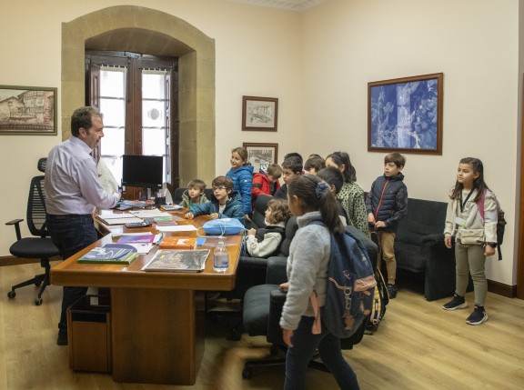 Los/as 14 niños/as del Consejo de la Infancia en el despacho del alcalde