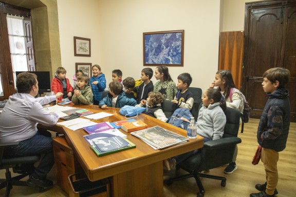 Niños/as del Consejo de la Infancia en el despacho del alcalde