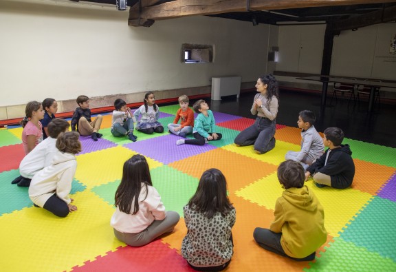 Niños/as del Consejo de la Infancia en el ático del ayuntamiento