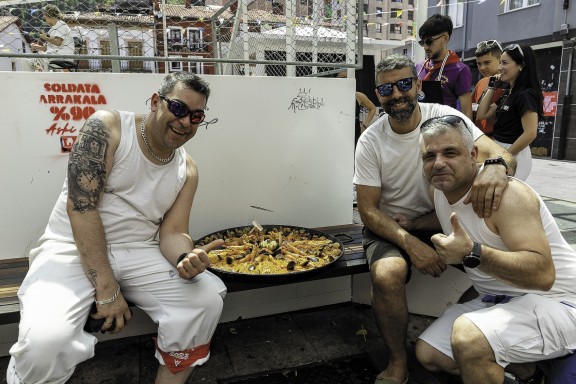 Tres integrantes confiados con su paella