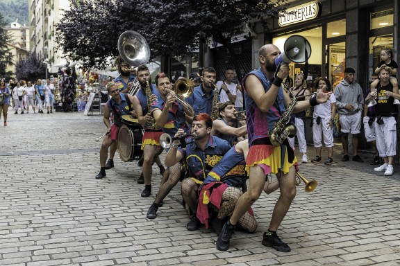 El grupo durante una pieza