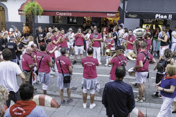 Corro de músicos y de espectadores