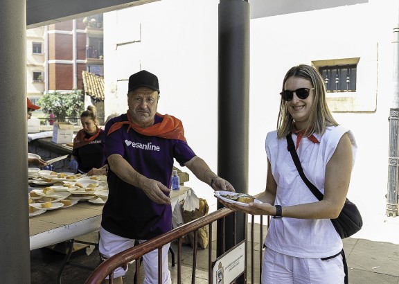 Una joven recoge el plato de sardinas