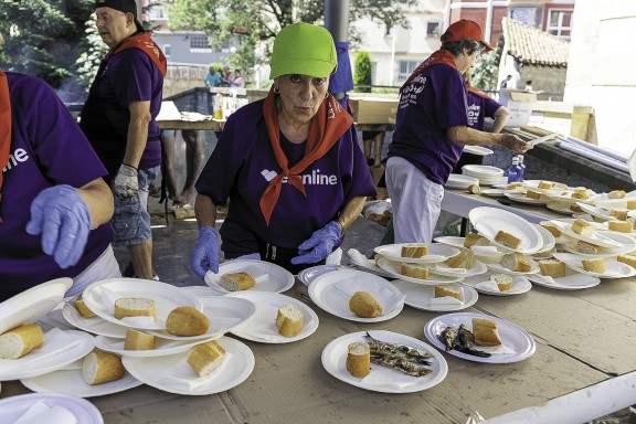 Voluntarias preparan las raciones