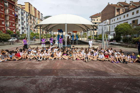 Umeen Kontseiluak antolatutako kanpaldia - Acampada infantil organizada por el Consejo de la Infancia
