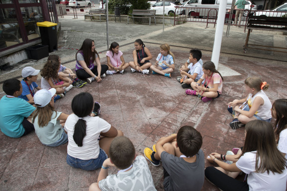Umeen Kontseiluak antolatutako kanpaldia - Acampada infantil organizada por el Consejo de la Infancia