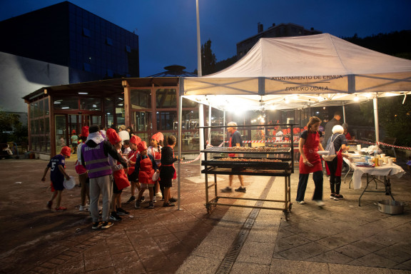 Umeen Kontseiluak antolatutako kanpaldia - Acampada infantil organizada por el Consejo de la Infancia