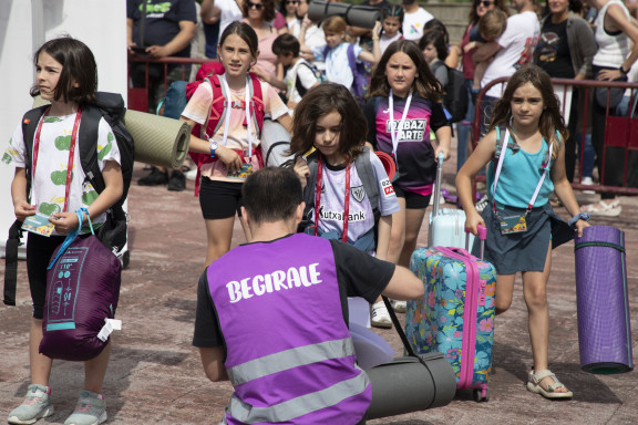 Umeen Kontseiluak antolatutako kanpaldia - Acampada infantil organizada por el Consejo de la Infancia