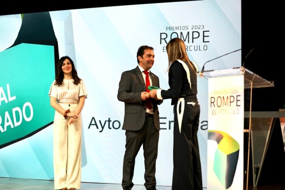 El alcalde Juan Carlos Abascal y la técnica Sandra Cid recogen el premio de manos de Begoña Cid
