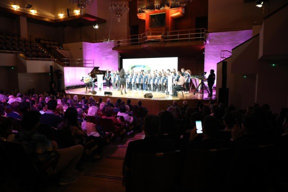 El coro infantil ameniza la gala de los Premios Rompe el Círculo