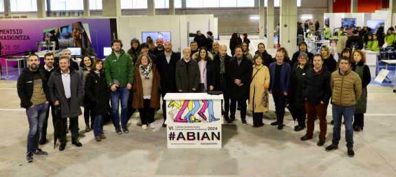 Foto de familia de las instituciones que organizan la Feria Abian