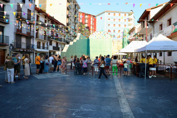 Txaranga batzordeak antolatutako ogitarteko jana Orbe Kardinala plazan | Bocadillada popular organizada por la Comisión de Txarangas en la plaza Cardenal Orbe