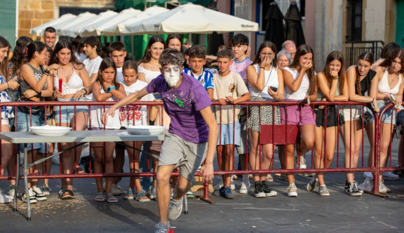 2025eko Santixauetako txarangen arteko jolasak Orbe Kardinala plazan | Juegos de txarangas de los Santiagos 2025 en la plaza Cardenal Orbe