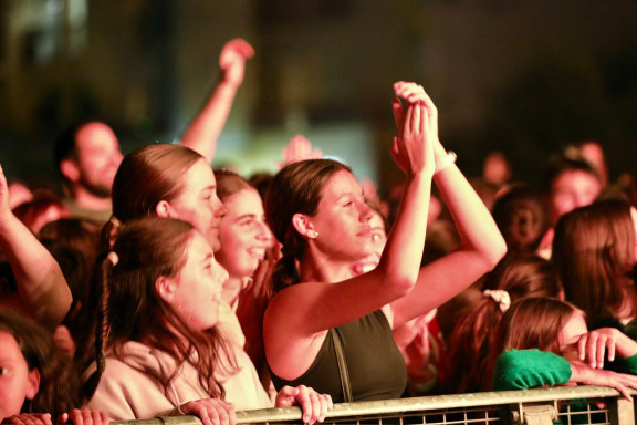 Gatibu taldeak San Pelaio plazan eskainitako kontzertua | Concierto ofrecido por Gatibu en la plaza San Pelayo