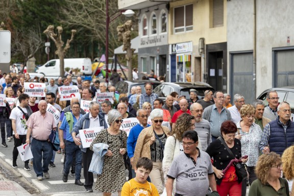 Detalle de personas y pancartas