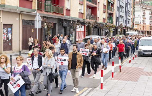 Manifestantes marchan por la calle San Pelayo