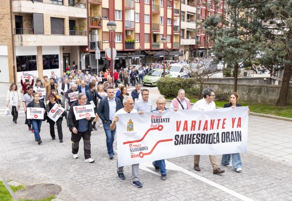 La manifestación por la rotonda de San Pelayo