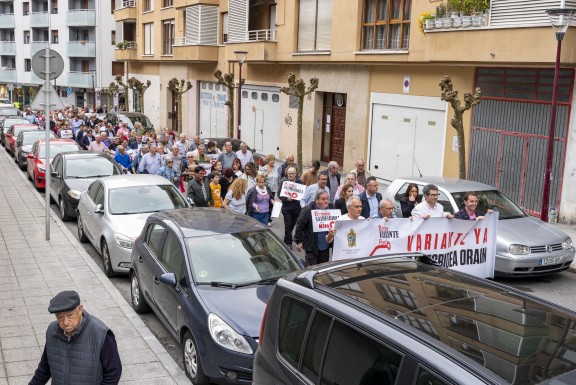 Participantes marchan por la calle Goienkale