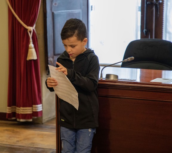 Alumnos/as en el salón de plenos del ayuntamiento