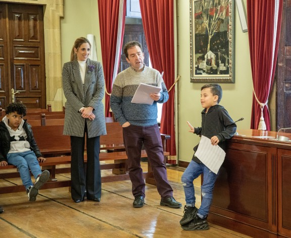 Alumnado explicando su trabajo al alcalde y a la concejala