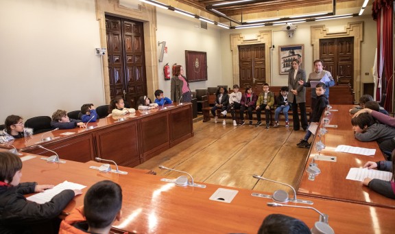 Alumnos/as en el salón de plenos del ayuntamiento