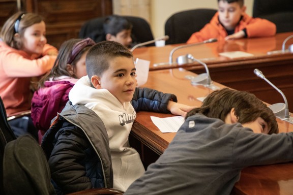 Alumnos/as en el salón de plenos del ayuntamiento