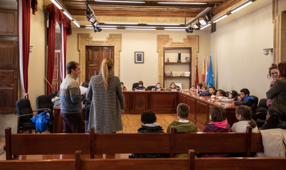 Alumnos/as en el salón de plenos del ayuntamiento