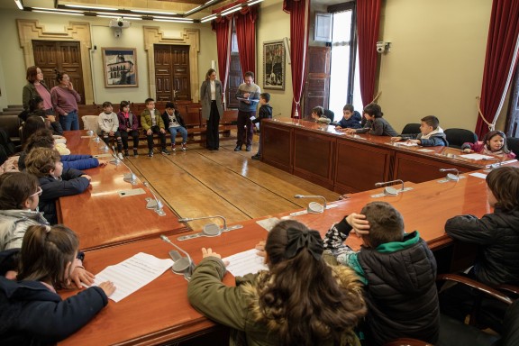 Alumnos/as en el salón de plenos del ayuntamiento