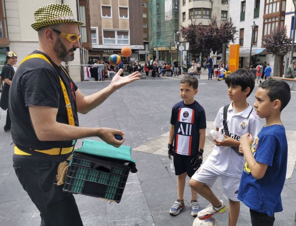 Espectáculo callejero de metroflexia | Metroflexia ikuskizun ibiltaria