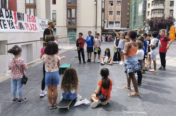 Espectáculo callejero de metroflexia | Metroflexia ikuskizun ibiltaria