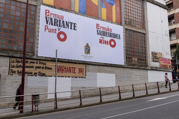 Pancartas en la plaza del Mercado