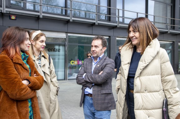 La Vicelehendakari segunda en el atrio de Izarra Centre junto al alcalde Juan Carlos Abascal