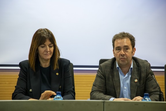 La vicelehendakari y el alcalde presentan el programa de profesionalización de los cuidados a mayores