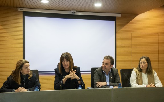 Cuatro personas presentan el programa de profesionalización de los cuidados a mayores